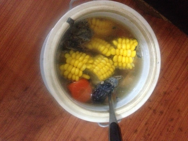 胡萝卜玉米乌鸡汤