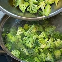 #珍选捞汁 健康轻食季#西兰花拌海参的做法图解2
