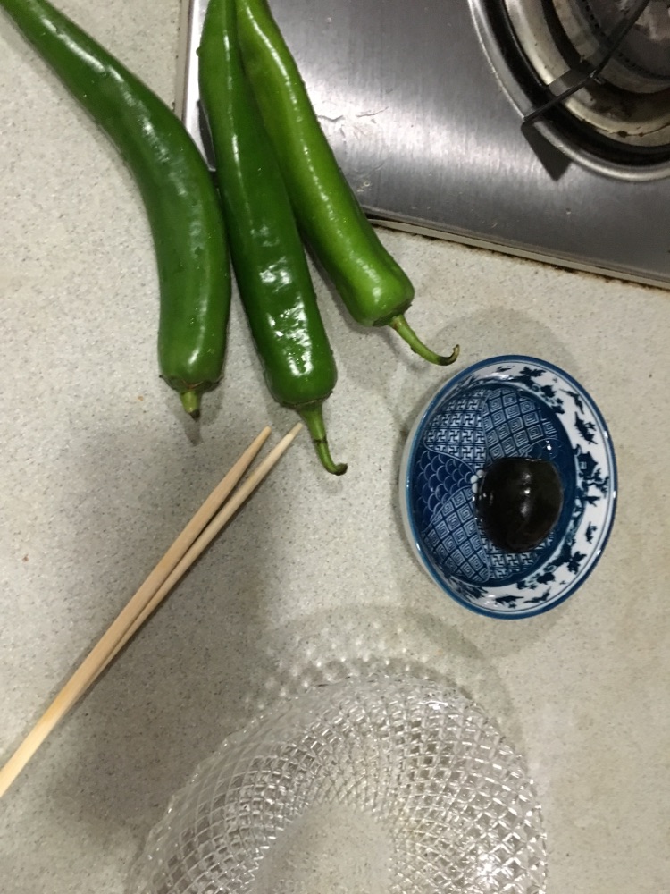烧辣椒皮蛋的做法图解1