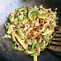 青椒油皮炒肉的做法图解6