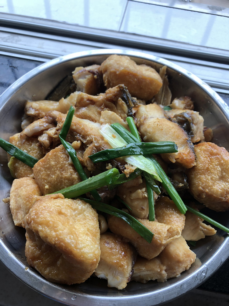 豆腐泡焖鱼腩的做法