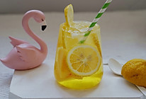 黄桃柠檬气泡水的做法
