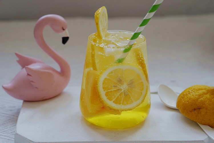 黄桃柠檬气泡水的做法