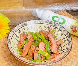 #纳福汇轻松喷出美味#酱牛肉炒辣椒的做法