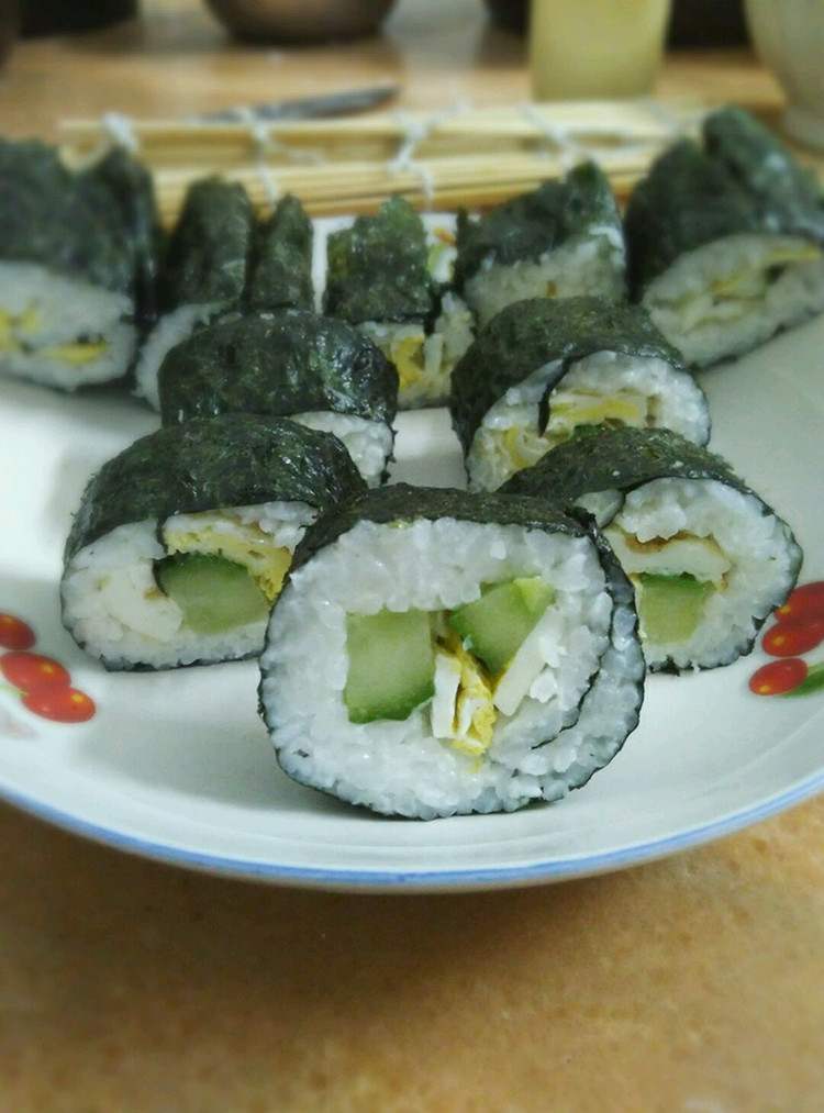 寿司(含有寿司醋的做法和卷寿司的技巧)的做法