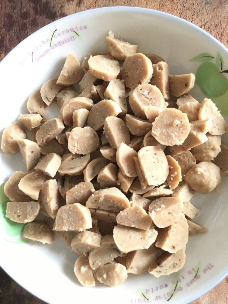 贡丸炒鸡蛋的做法图解1