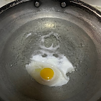 简单清蛋的荷包蛋葱花面的做法图解1