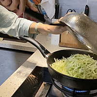 #我们约饭吧#简单好吃—虾头酱炒洋白菜的做法图解4