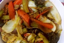 麻辣香锅-香肠，莴笋，木耳，白菜，金针菇，胡萝卜，洋葱的做法