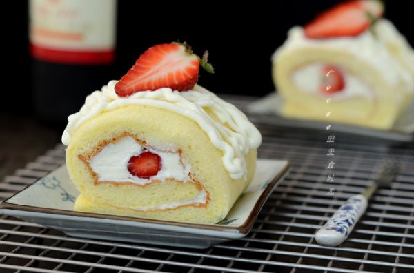 草莓奶油蛋糕卷