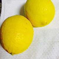 冰糖炖柠檬的做法图解1