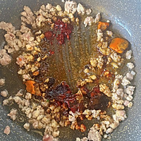 辣酱肉末米线的做法图解2