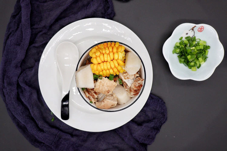 家常菜——玉米山药骨头汤（电饭煲版）的做法