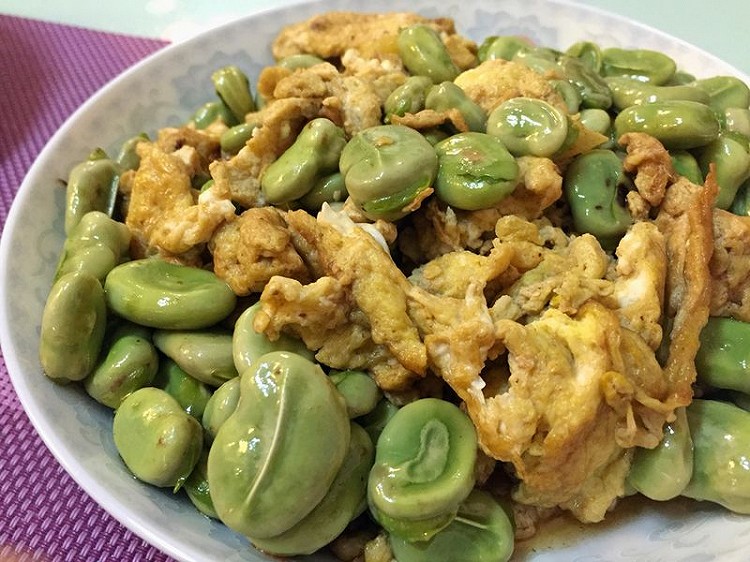 蚕豆炒鸡蛋的做法