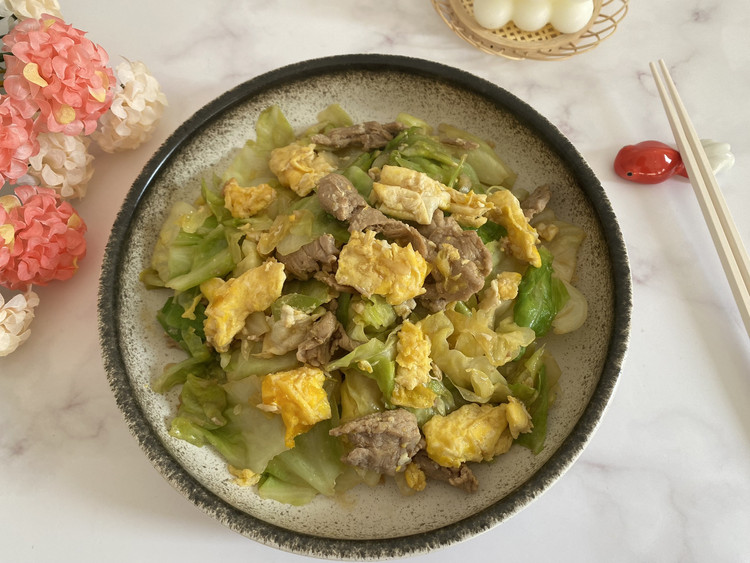 包菜炒肉片鸡蛋的做法