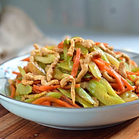 #巨下饭的家常菜#   爽脆鲜嫩下饭的肉丝炒芹菜胡萝卜的做法图解10