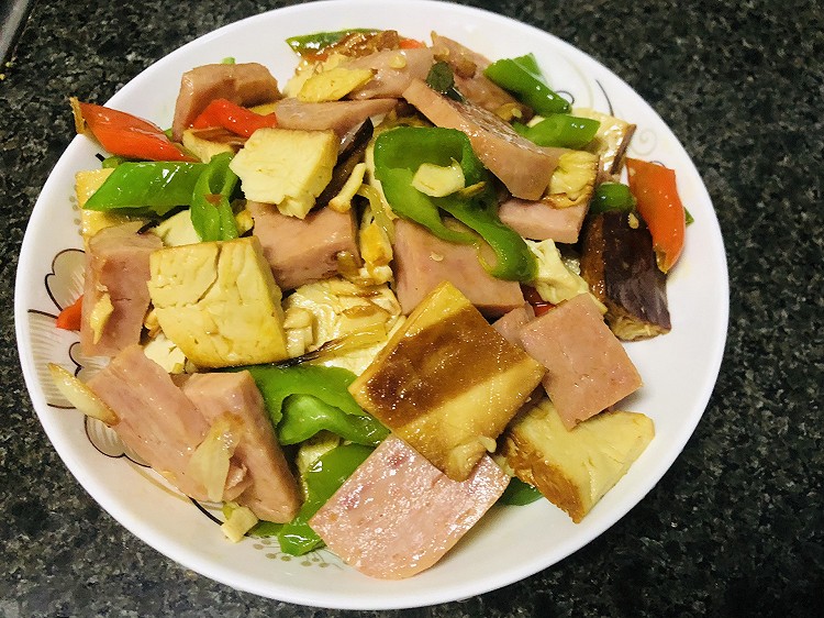 午餐肉炒卤豆干的做法