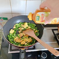 #太太乐鲜鸡汁玩转健康快手菜之鸡蛋蒜苔的做法图解7