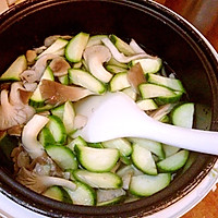 平菇丝瓜肉片汤的做法图解4