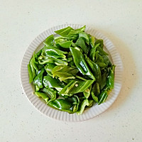 青椒炒香肠的做法图解3