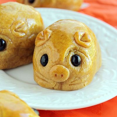 無需月餅模的 ～～小豬月餅   祝大家中秋節快樂！