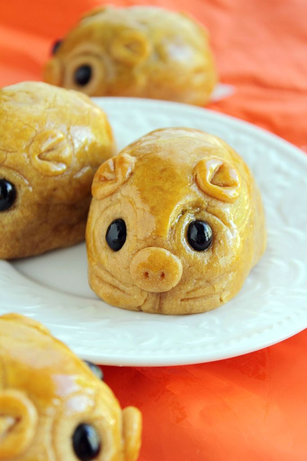 無需月餅模的 ～～小豬月餅   祝大家中秋節快樂！