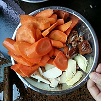 萝卜莲子芡实猪舌汤的做法图解2