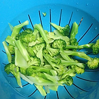 西兰花炒湘西腊肉的做法图解2