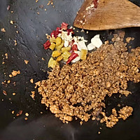 酸菜炒肉沫的做法图解6