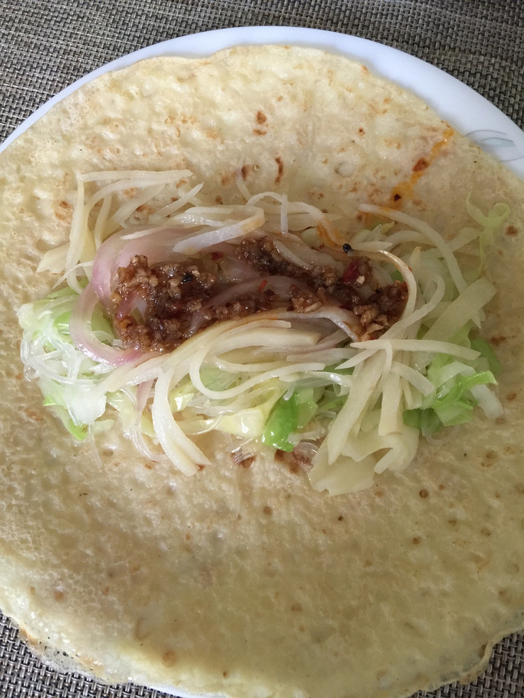 煎饼卷菜的做法