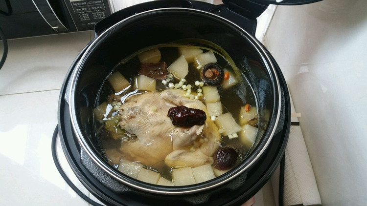 高压锅煲香菇山药童子鸡汤的做法