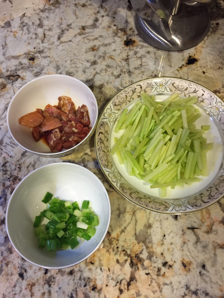 芹菜炒肉的做法图解1