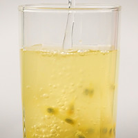 百香果柠檬蜂蜜水的做法图解5