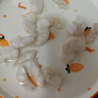 虾仁西兰花胡萝卜小米粥的做法图解3