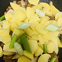 笋干、土豆炖排骨，十分好吃的做法图解4