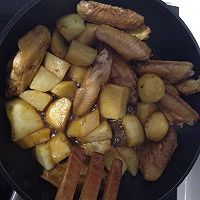 红烧红酒鸡翅炖土豆的做法图解4