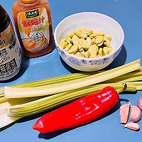 #轻食季怎么吃#芹菜炒蚕豆，好吃又健康的做法图解1
