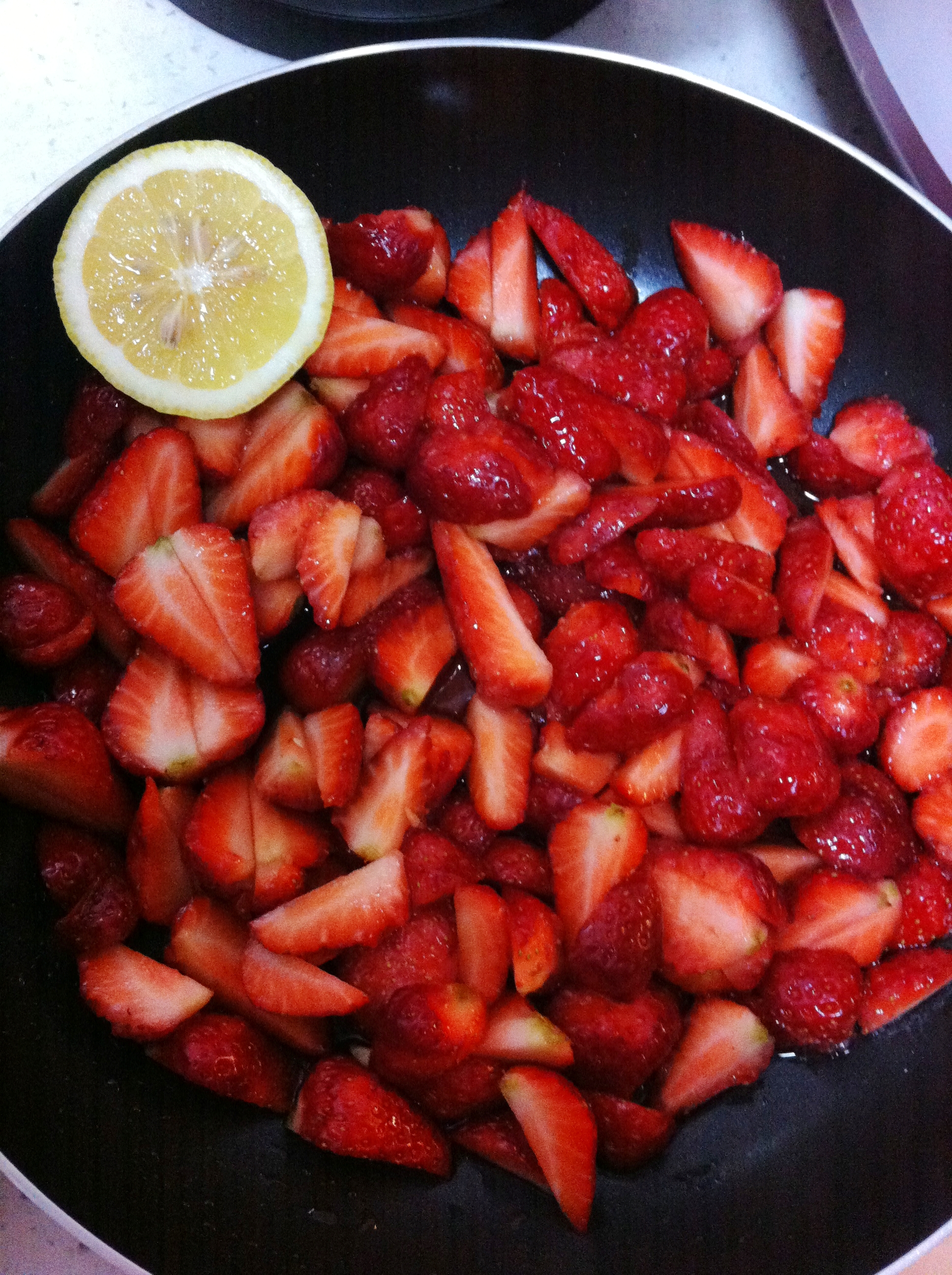 自制草莓酱（简易版）的做法_【图解】自制草莓酱（简易版）怎么做如何做好吃_自制草莓酱（简易版）家常做法大全_鲁鲁条_豆果美食