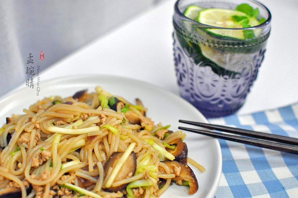 Fried rice noodles with mushroom and minced meat