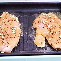 #春季减肥，边吃边瘦#香煎鸡胸肉的做法图解10