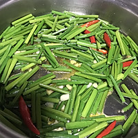 豆豉鲮鱼炒韭菜花的做法图解1