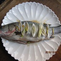 年菜甄选试做——清蒸鲈鱼的做法图解1