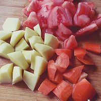 美容养颜含脂低~西红柿土豆牛腩汤～的做法图解4