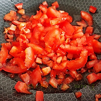 番茄鸡块焖意面的做法图解1