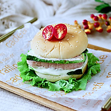 #秋天怎么吃#快手午餐肉黄瓜汉堡包