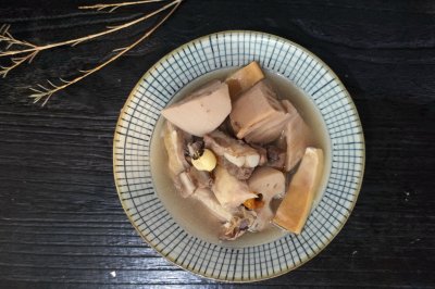 药食同源的双莲墨鱼汤，养肝血、补心脾，滋阴润燥