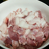 酸菜肉的做法图解1