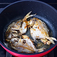#一道菜表白豆果美食#鲳鱼烧冻豆腐的做法图解5