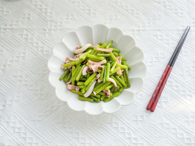 春日食鲜抗病毒蒜薹炒鱿鱼的做法