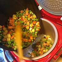 改良版豌豆腊肉焖饭的做法图解9